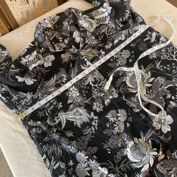 Black and white floral XL Womens Blouse Long Sleeve Button-Up Collar Flowy Light - Picture 8 of 9